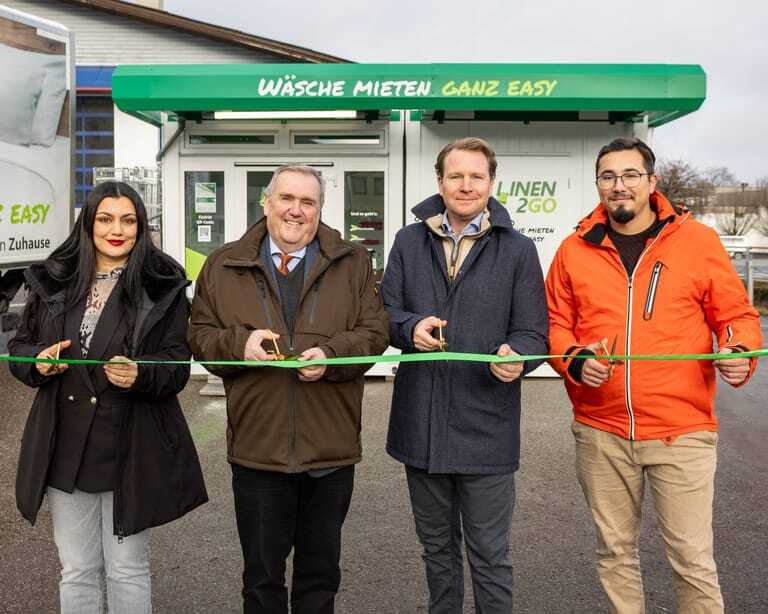 Bei der Eröffnung des Linen2GO-Standorts in Grödig, Salzburg (v. l.): Denisa Murataj, Manfred Jenny (Vize-Bürgermeister von Grödig), Thomas Krautschneider und Alexandru Dulgheriu.