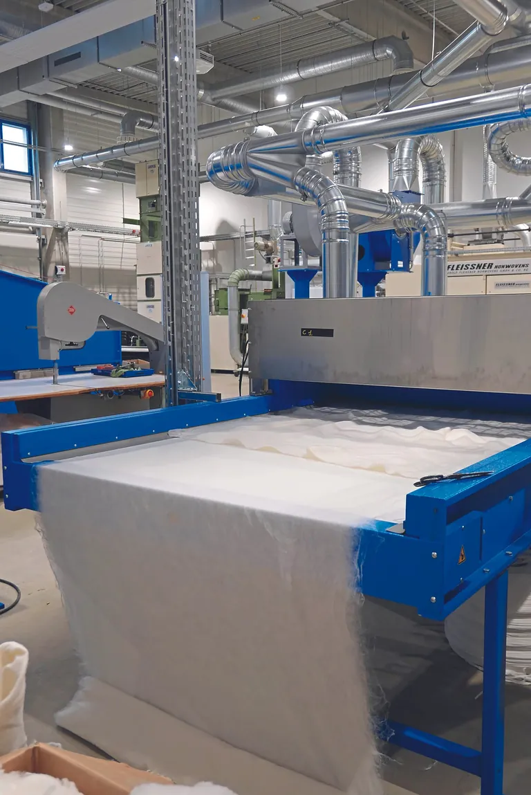 In dem Twin Card Opener des STFI werden vor&shy;gerissene Textilabf&auml;lle fasergerecht aufgel&ouml;st. 