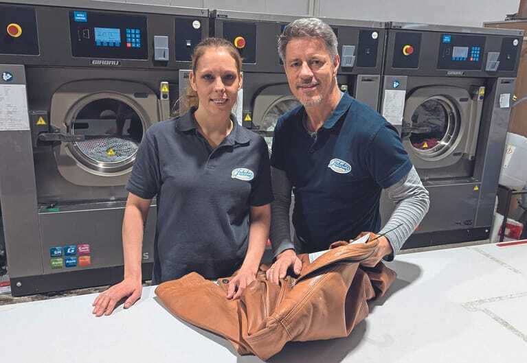 Auszubildende Denise Stoevesandt und Textilreinigermeister David Lattmann.