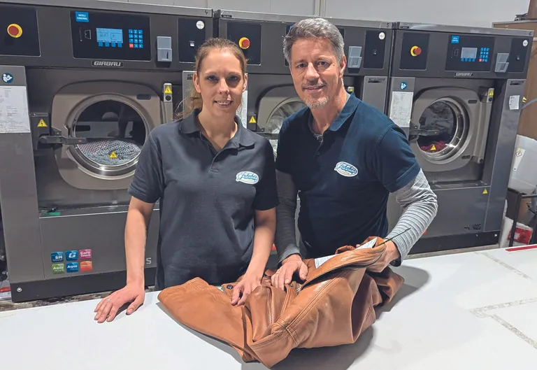 Auszubildende Denise Stoevesandt und Textilreinigermeister David Lattmann.