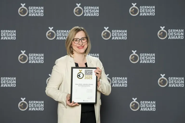 Marketingleiterin Britta Pünt mit dem German Design Award für die emco Bautechnik GmbH.