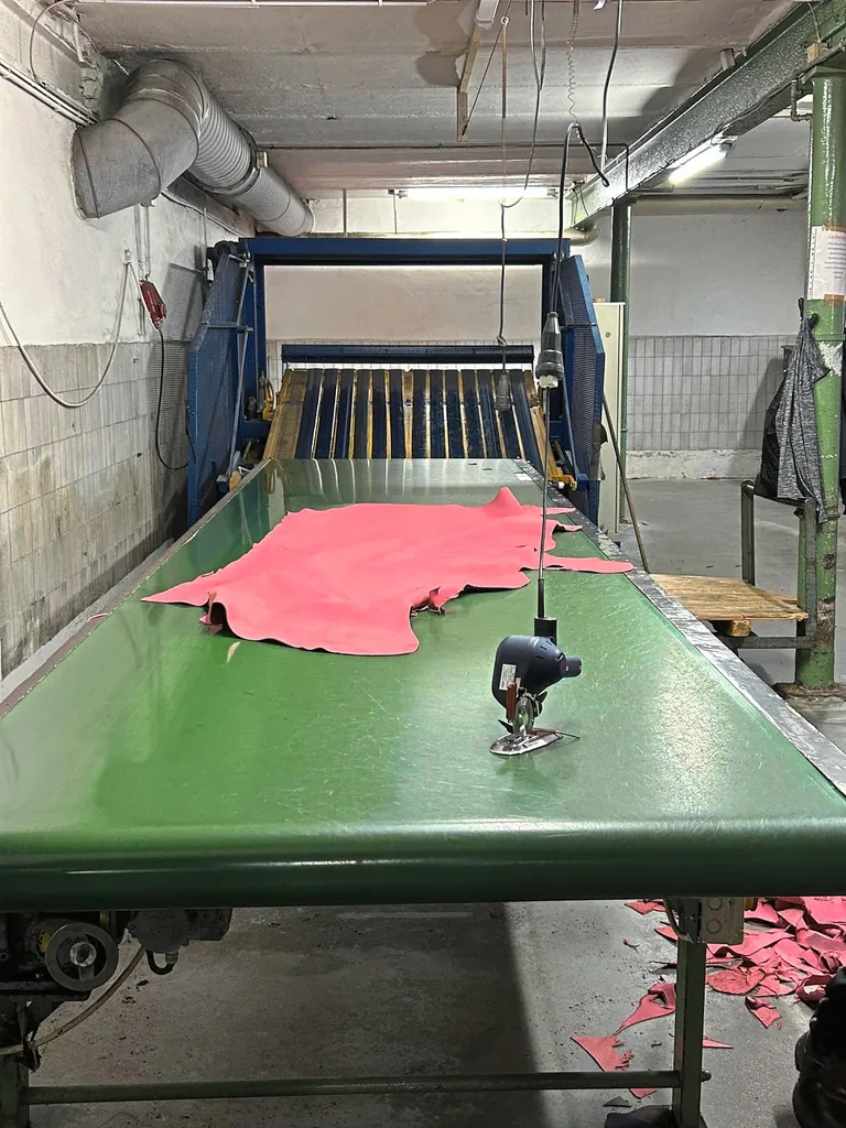 Abstehendes wird mit einem Rundmesser per Hand abgeschnitten.