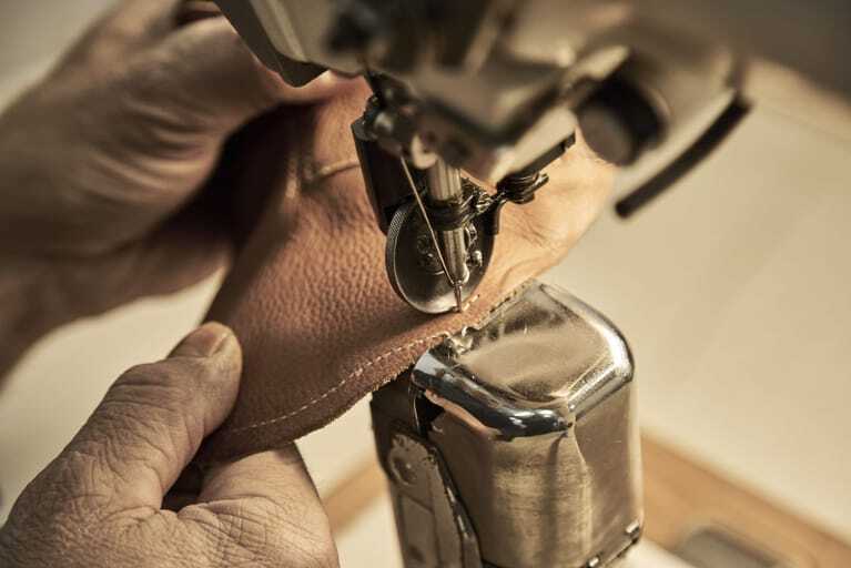 Mann n&auml;ht Ledershuh.