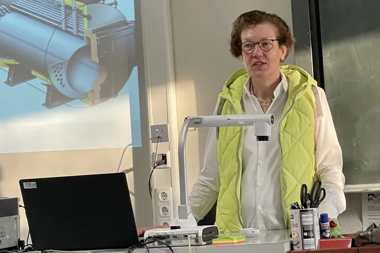 Cornelia Ehrhardt im Unterricht an der Anna-Siemsen-Schule.