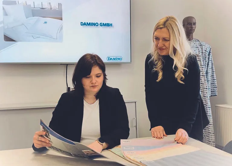 Team des Damino-Verkaufsinnendienstes : Viktoria Wiedemann (li.) und Linda Gabriel.