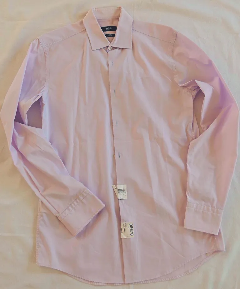 Ein urspr&uuml;nglich hellblaues Hemd zeigte sich nach dem Waschvorgang wie &shy;verwandelt in einem zarten Rosa.