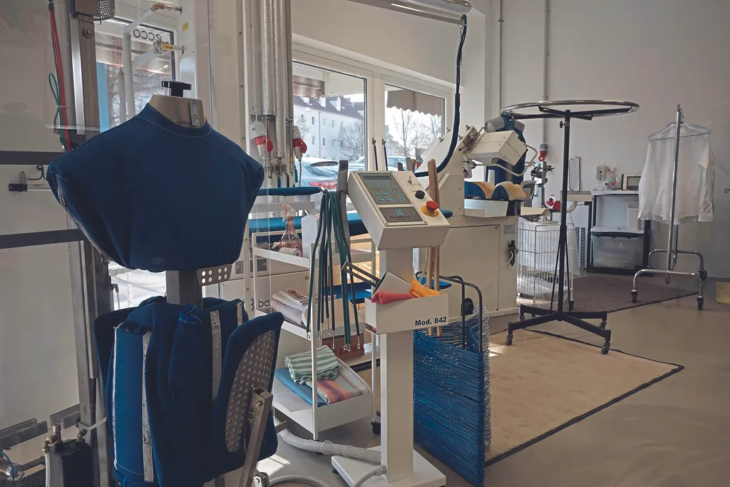 Auch in ruhigen Zeiten bearbeitet die Textilreinigung Käferböck um die 100 Hemden am Tag.