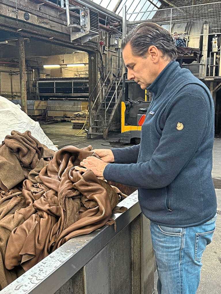 Thomas Heinen nimmt das gef&auml;rbte und noch nasse Leder in Augenschein.