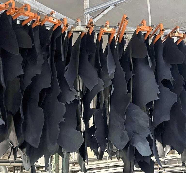 Zum Trocknen werden die Lederst&uuml;cke aufgeh&auml;ngt.