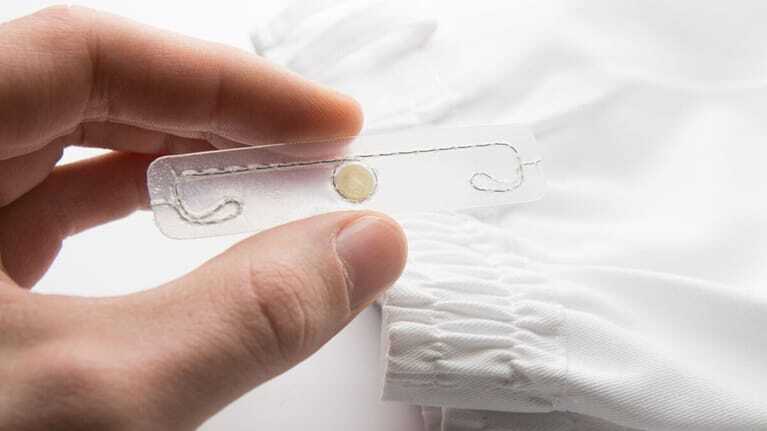 Thermostabile RFID-Chips erleichtern Prozesse im Textilservice und in Kliniken und Pflegeeinrichtungen.