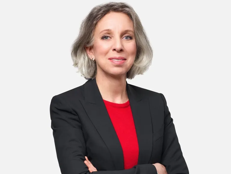 Neue COO Dr. Lorenza Sartorelli auf einem Portait mit roter Bluse und schwarzem Blazer.