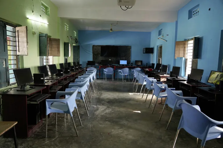 Der neue Computerraum bietet Platz f&uuml;r viele Sch&uuml;lerinnen.