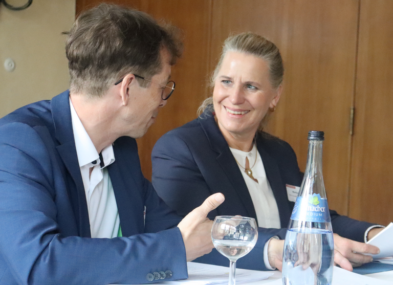 Präsidentin-Martina-Bandte-und-Schatzmeister-Florian-Bahner Gesamtmasche