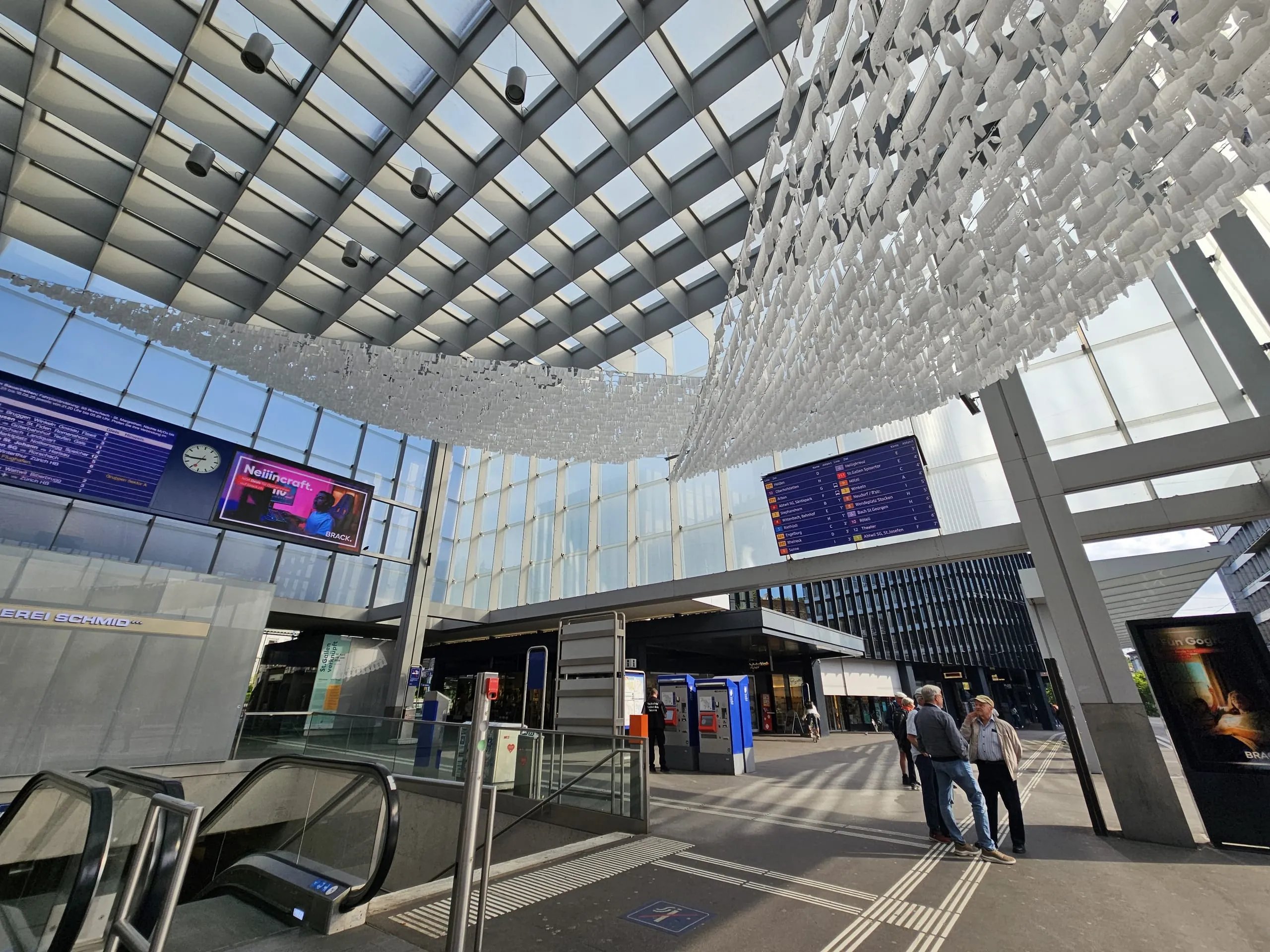 1.800 Spitzenschürzen von Hand gebügelt