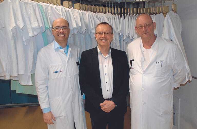 Freuen sich über ein gelungenes Projekt der Ressourceneinsparung an der Wäscherei der Uniklinik Freiburg (v. l.): Samuel Bigot (Leiter der Wäscherei), Beratungsexperte Dipl.-Ing. Wilhelm Bringewatt und Thomas Rotzler (Produktionsleiter).