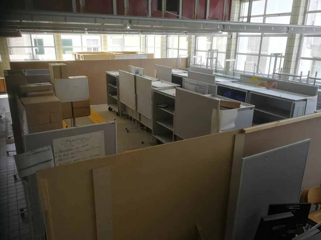 Mit Kartons und Stellw&auml;nden baute das Uniklinikum Graz den Bekleidungsraum zuerst in der Werkstatt auf.