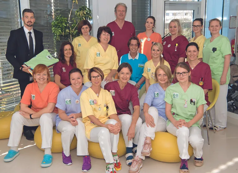 Die Belegschaft des Kinderzentrums des Uniklinikums Graz freut sich &uuml;ber die&nbsp;farbige Berufsbekleidung, sagt Dipl. KHBW Michael Kaziansch&uuml;tz, Bereichs&shy;leiter Wirtschaft/Logistik am LKH-Universit&auml;tsklinikum Graz (li. im Bild).