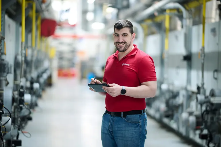 Bei Getzner Textil erfassen Mitarbeitende Instandhaltungsprozesse mobil am Tablet.