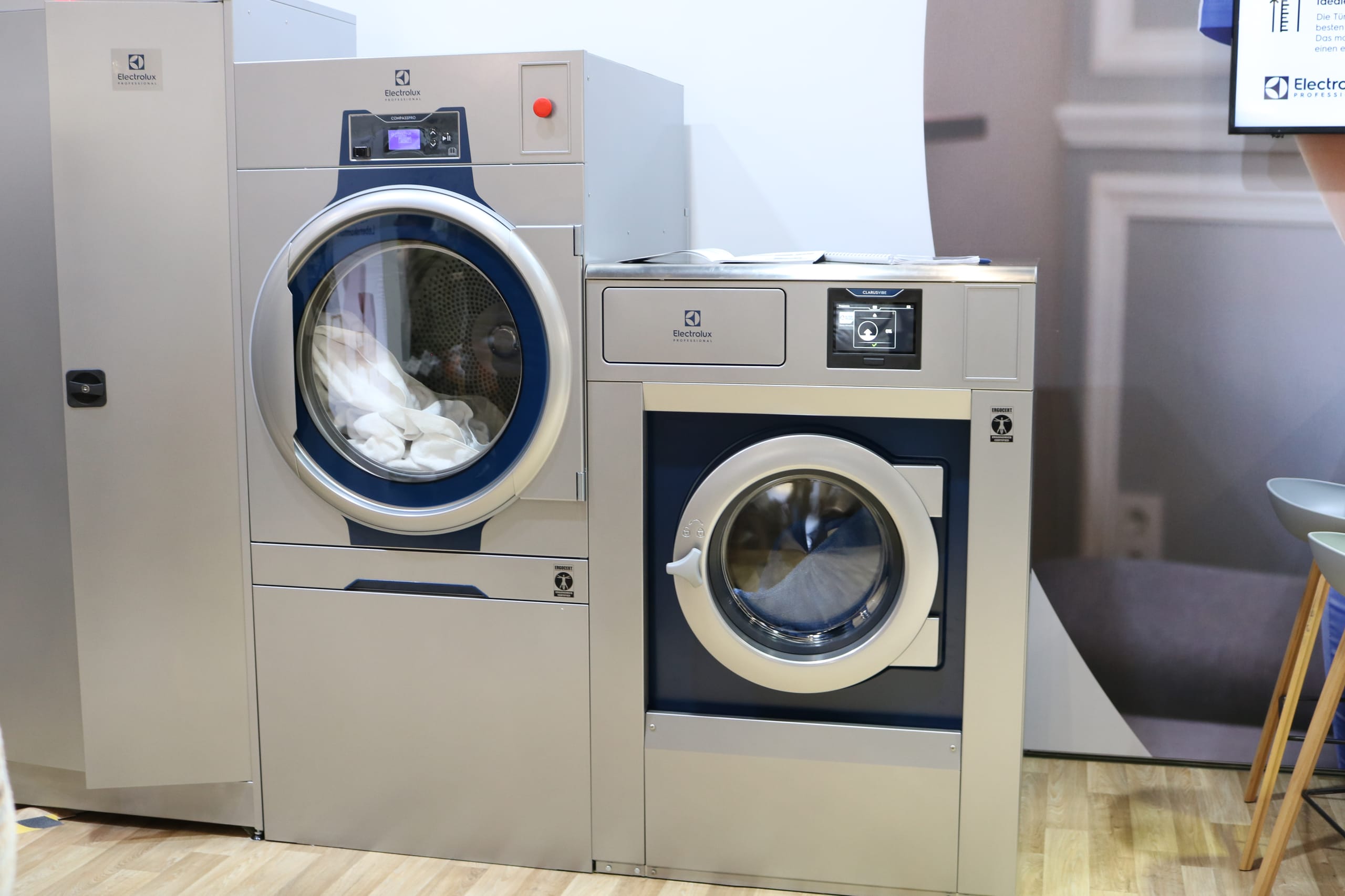 Electrolux präsentierten neben Industriewaschmaschinen den neuen Che­mikalienschrank.