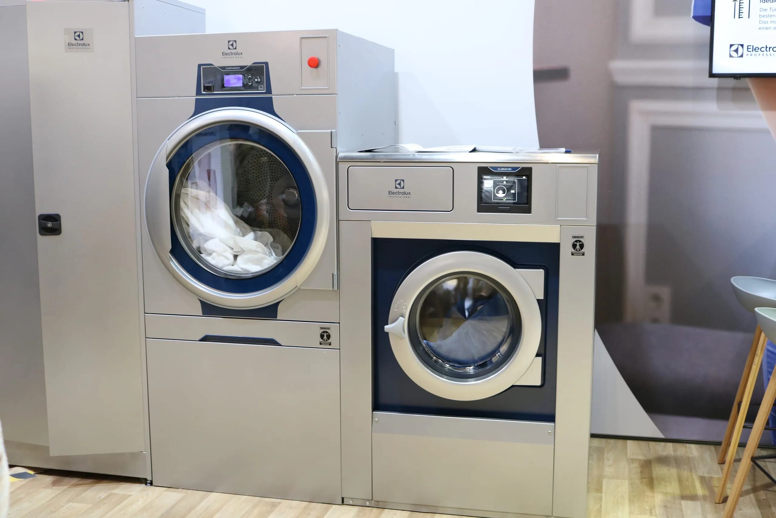 Electrolux präsentierten neben Industriewaschmaschinen den neuen Che­mikalienschrank.