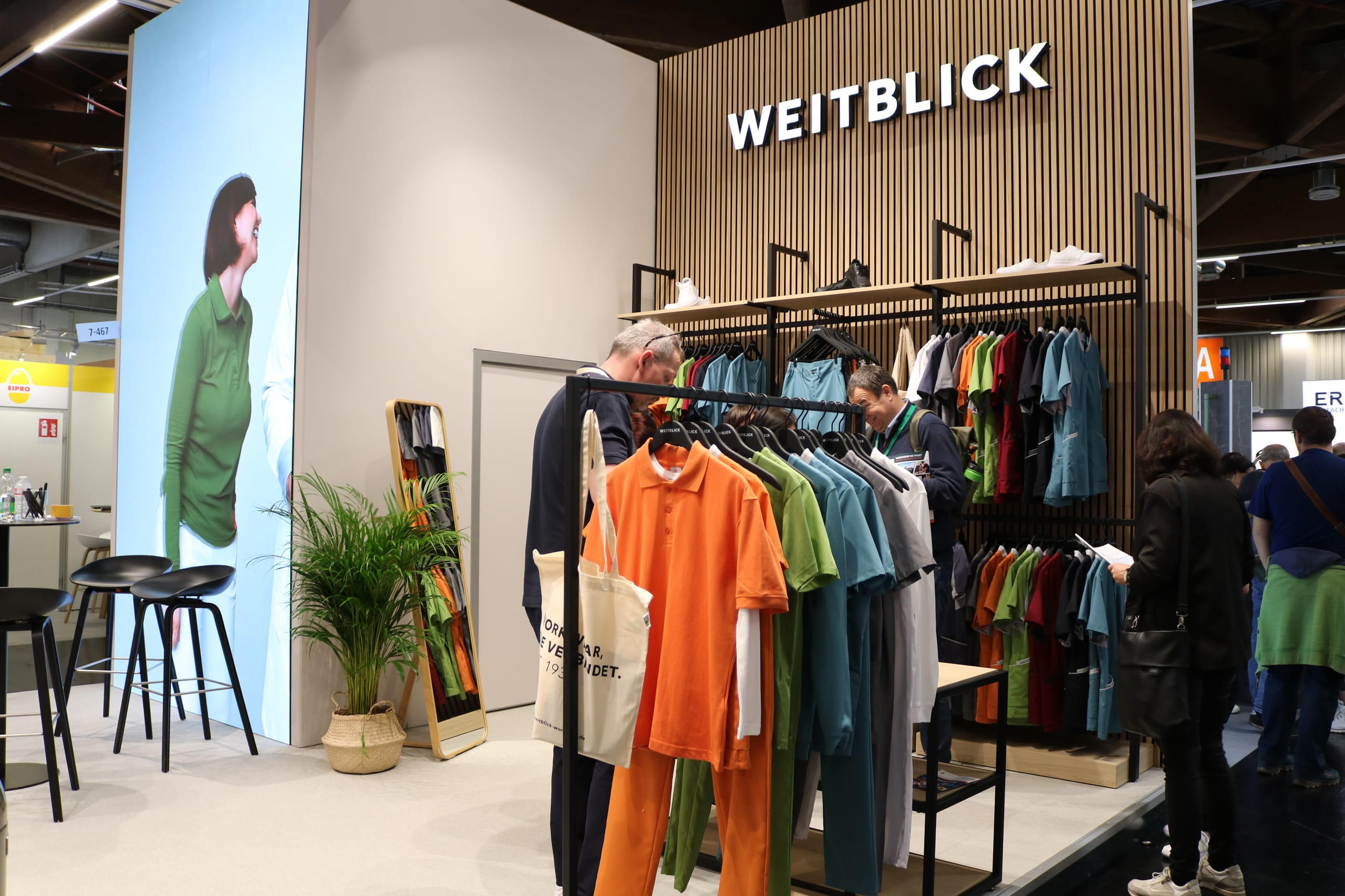 Eine bunte Auswahl an Berufsbekleidung gab es am Stand von Weitblick ­Workwear zu entdecken.