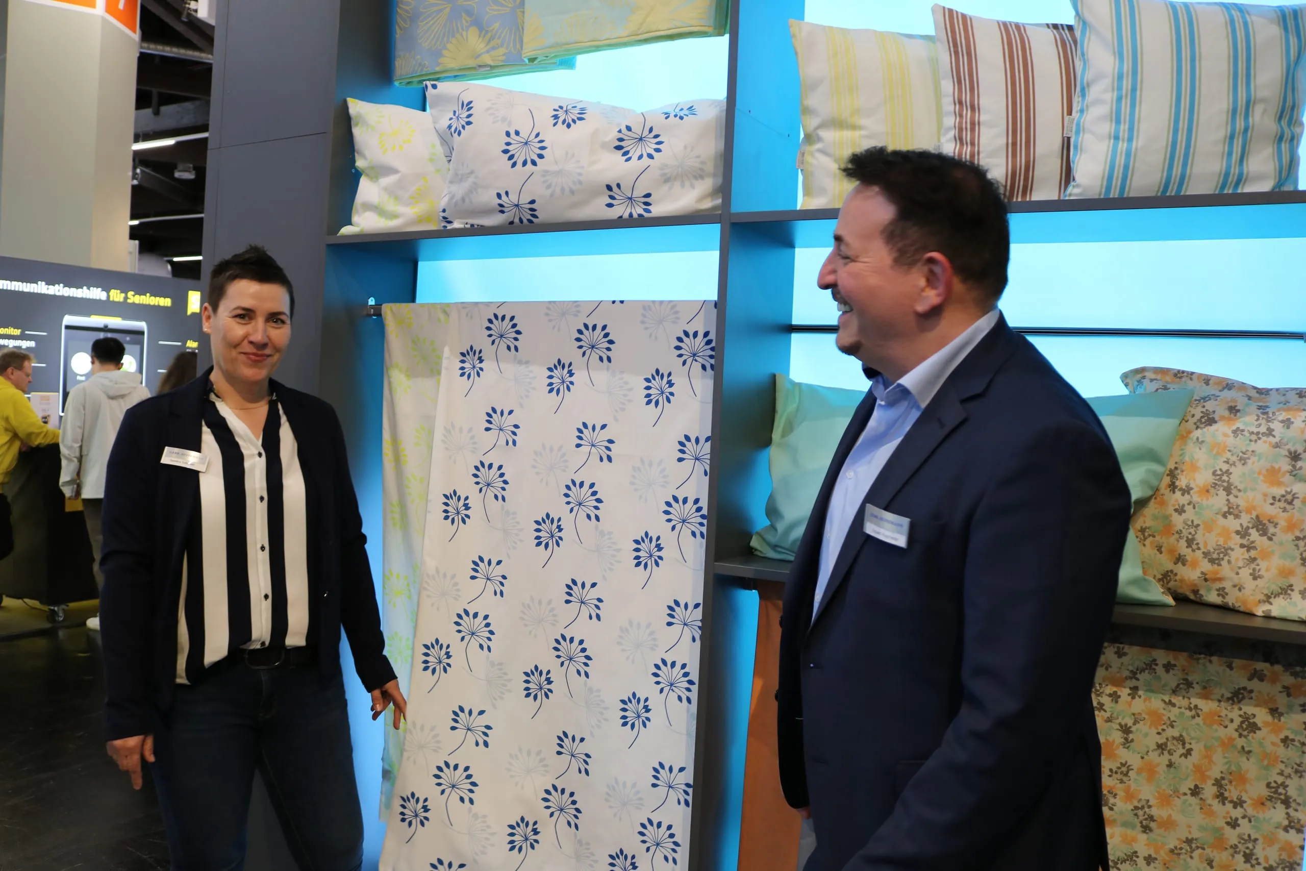 Sandra Schmidt und Eduard Knapheide präsentierten neue Bettwäsche-Dessins am Stand der Firma Gebr. Heinemann.