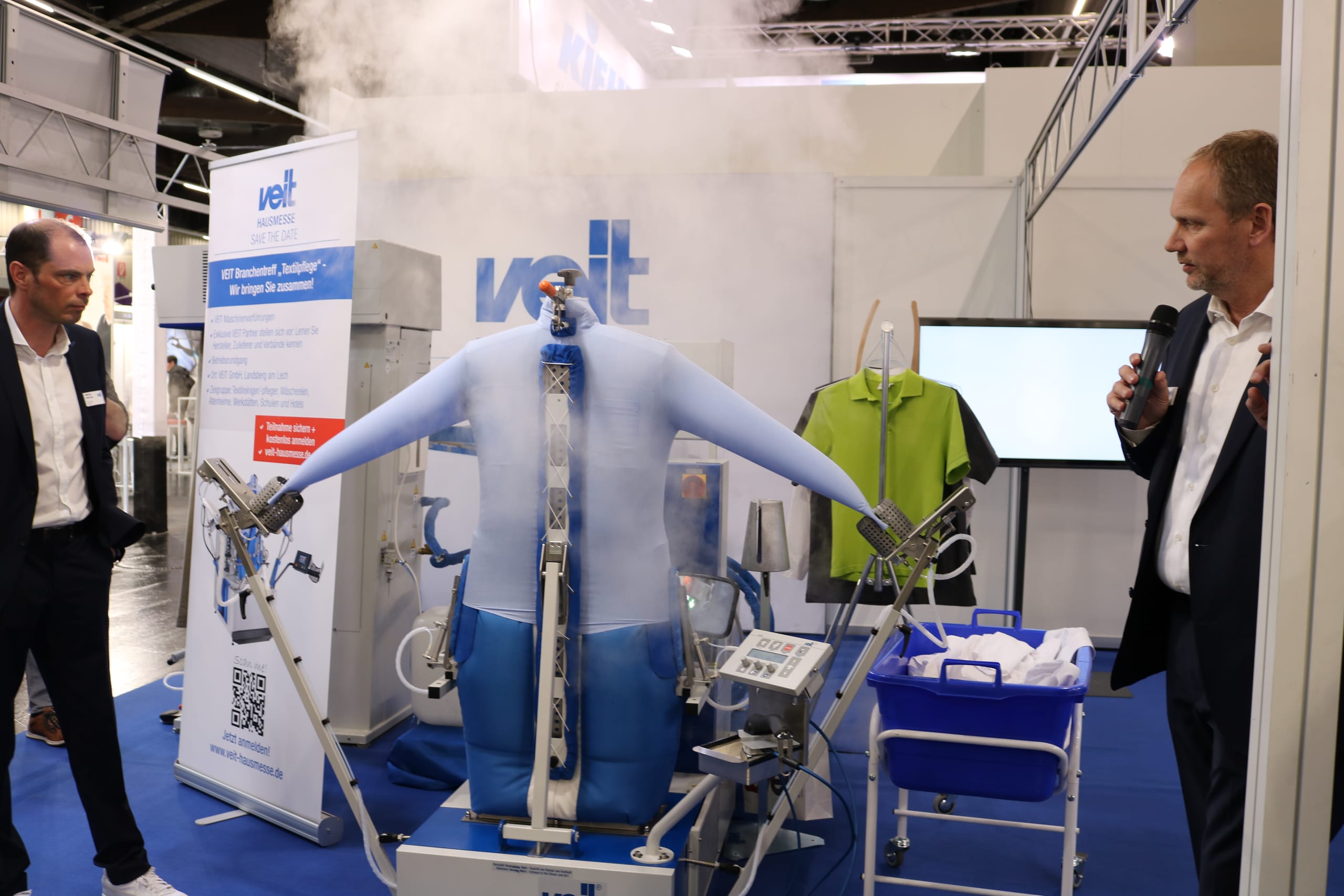 Sales Manager ­Johannes Thiel (r.) und Vertriebsmitarbeiter Matthias Hackinger führten die Funktion des Hemdenfinishers von Veit vor.