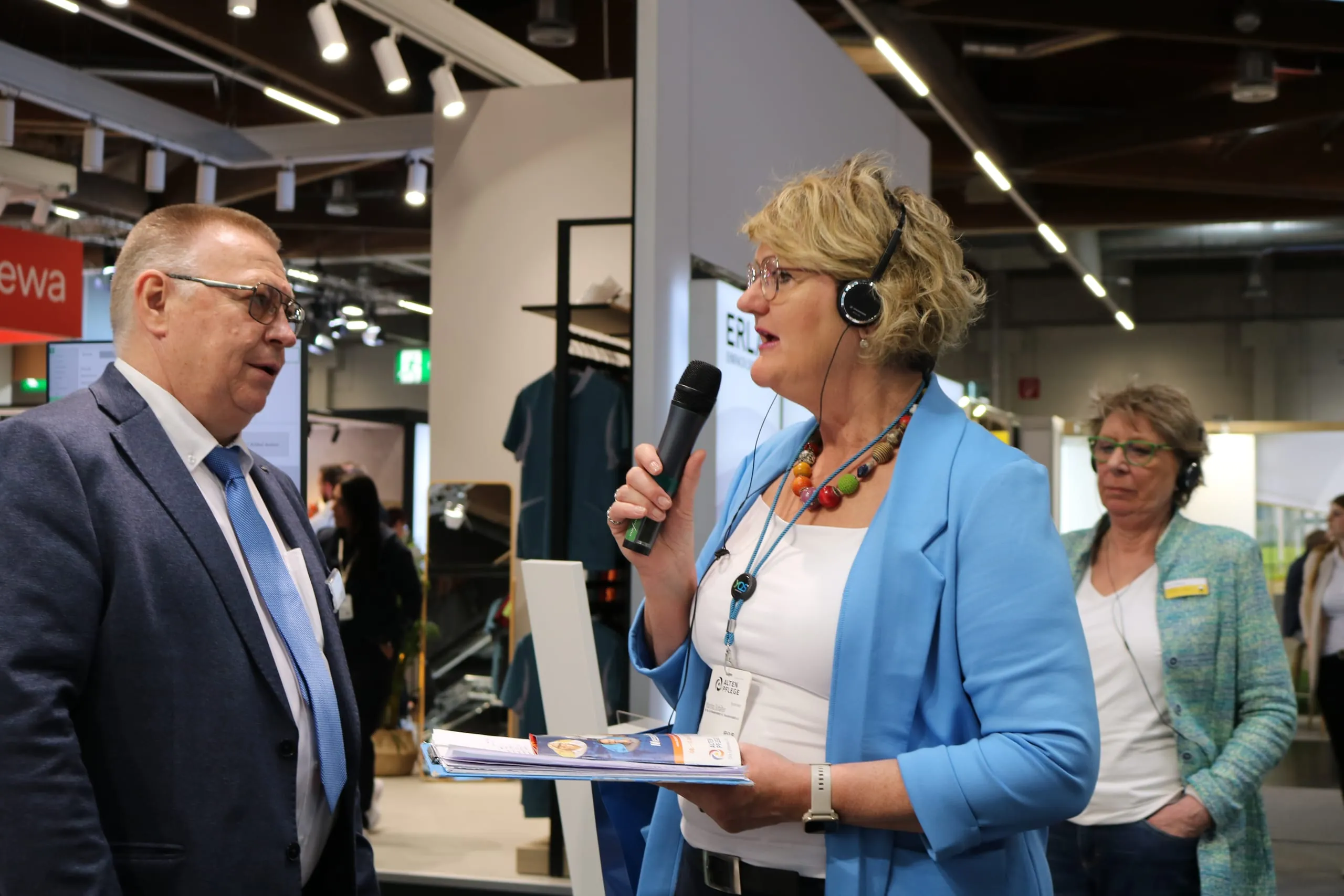 Martina Schäfer, Vorstandmitglied der Deutschen Gesellschaft für Hauswirtschaft, im Gespräch mit Richard Biele von Thermotex.