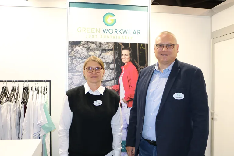 Gesch&auml;ftsf&uuml;hrer Harald &shy;Reisinger und seine Frau Sonja setzen mit&nbsp;der green workwear GmbH auf Nachhaltigkeit in der Textilbranche.