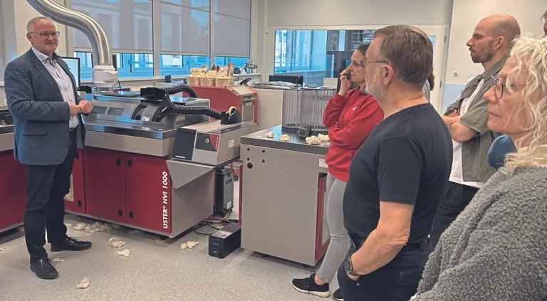 Axel Drieling erl&auml;utert, wie mit dem &bdquo;Uster HVI 1000&ldquo; in k&uuml;rzester Zeit diverse Eigenschaften von Baumwolle gepr&uuml;ft werden k&ouml;nnen.