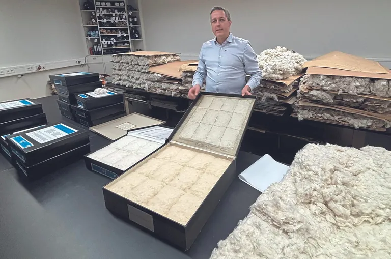 Jens Wirth zeigt die Standards zur &Uuml;berpr&uuml;fung des Schmutzgehaltes in der Baumwolle.