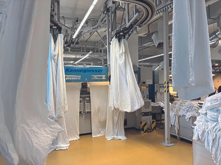 Alle Trocknungsmaschinen (wie Mangeln) werden in der W&auml;scherei der &shy;Uniklinik Freiburg nun mit 4 bar Dampf&uuml;berdruck beheizt. 