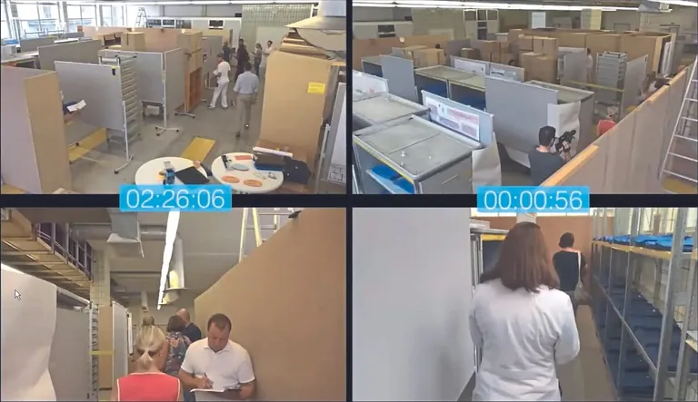 Wie lange halten sich Mitarbeiter in den Testr&auml;umen auf? Die Zeit lief beim Test mit. Links im Bild hatte der Aufbau nur einen, rechts zwei Ausg&auml;nge.  