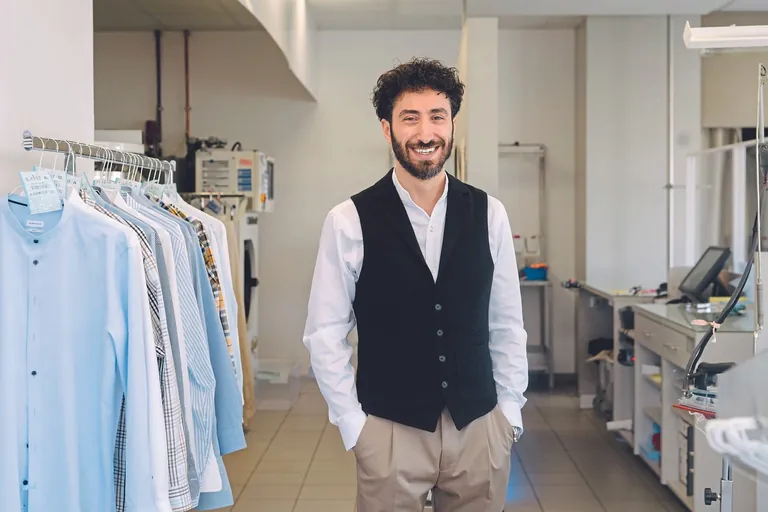 Inhaber Ali Öysal in einer seiner vier Textilreinigungen in Bielefeld