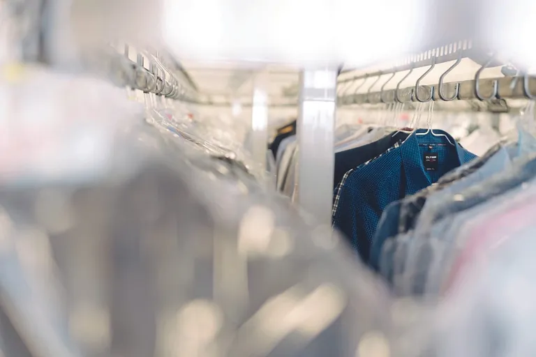 Foto von gereinigten Hemden an einer Kleiderstange.