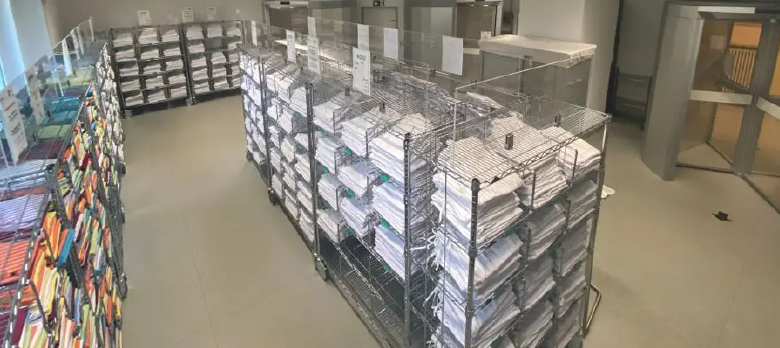 Im Bekleidungsraum des Uniklinikums Graz wählen die Mitarbeitenden Textilien aus. Beim Verlassen erfasst die RFID-Schleuse die Teile.