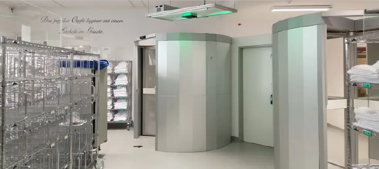 Die Wäsche für den Bekleidungsraum am Uniklinikum Graz wird containerweise geliefert und wird per RFID-Technologie im Pulk dem Raum zugebucht.