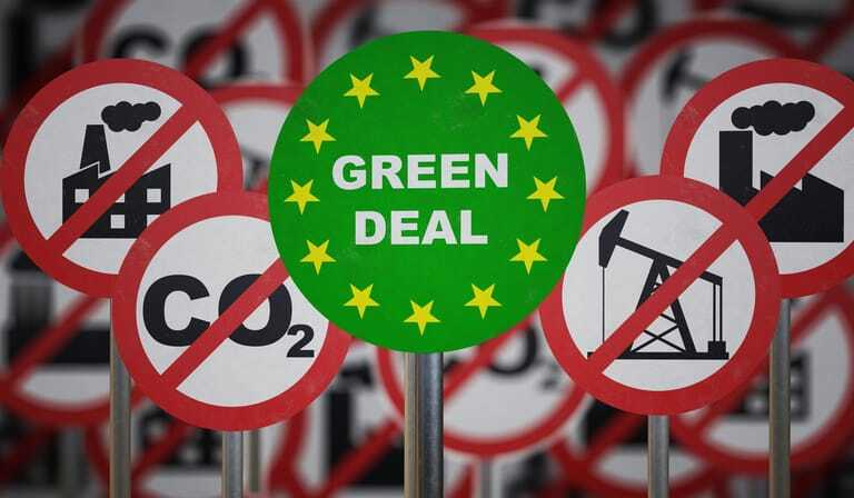 Symbolbild zum EU Green Deal: Ein gr&uuml;nes rundes Schild mit gelben Sternen und der Aufschrift "GREEN DEAL" im Zentrum, umgeben von roten Verbotsschildern gegen CO2, fossile Brennstoffe und Umweltverschmutzung &ndash; ein visuelles Statement f&uuml;r Nachhaltigkeit und Klimaschutz.