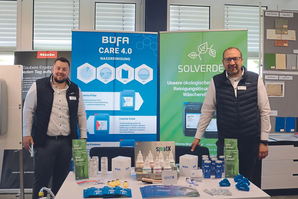 Pascal Quereng&auml;&szlig;er und Michael &shy;Segbers stellten Hygienel&ouml;sungen der B&uuml;fa Cleaning GmbH vor.