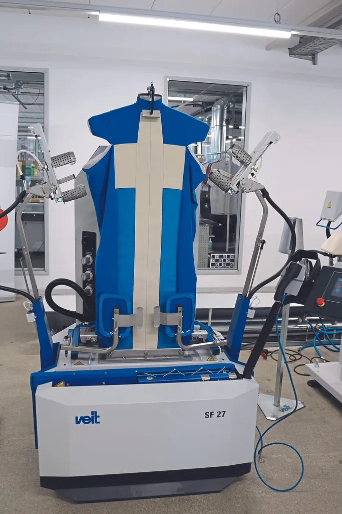 Bis zu 40 Hemden finisht der &bdquo;SF27&ldquo; pro Stunde.