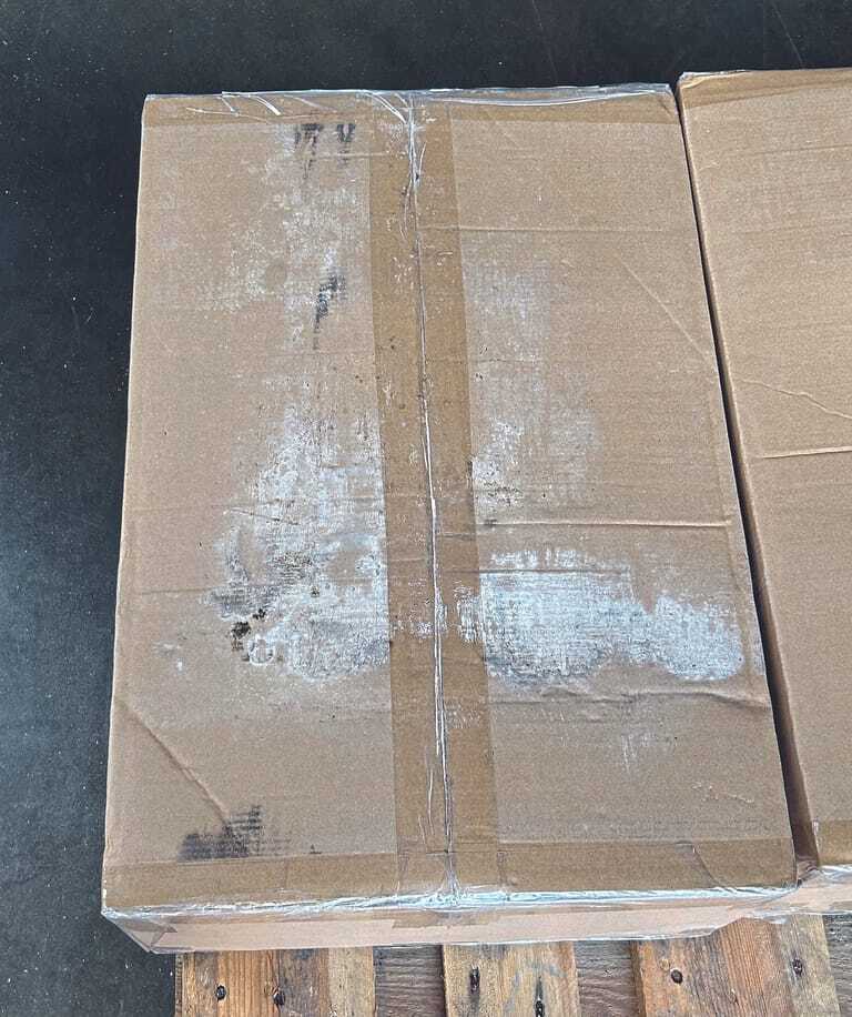 Karton mit deutlicher Schimmelbelastung. 