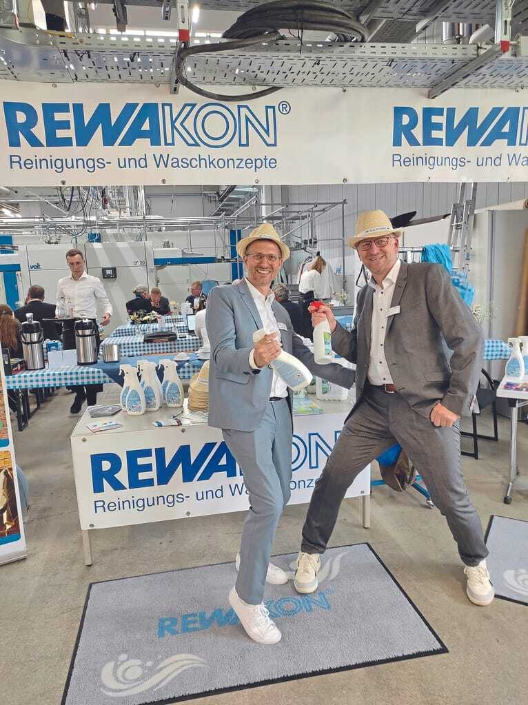 Die Brüder Martin und Stefan Rauner (v. l.) der Rewakon GmbH aus Bochum präsentierten u.a. Fleckenentferner
