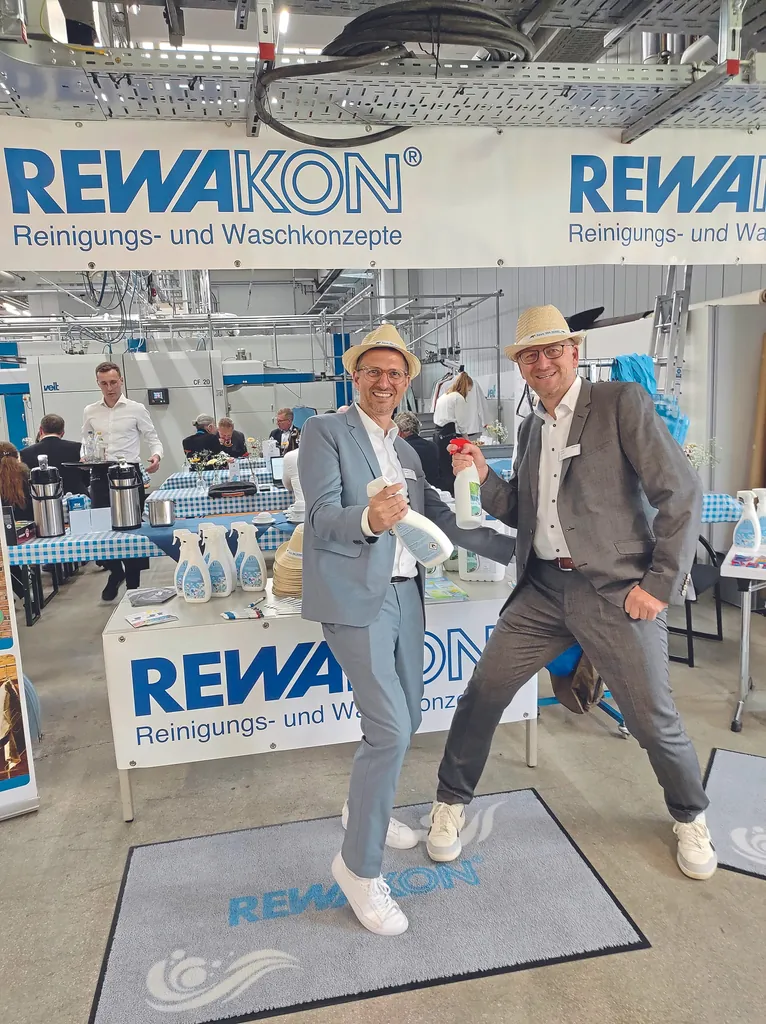 Die Br&uuml;der Martin und Stefan Rauner (v.&thinsp;l.) der Rewakon GmbH aus Bochum pr&auml;sentierten u.a. Fleckenentferner
