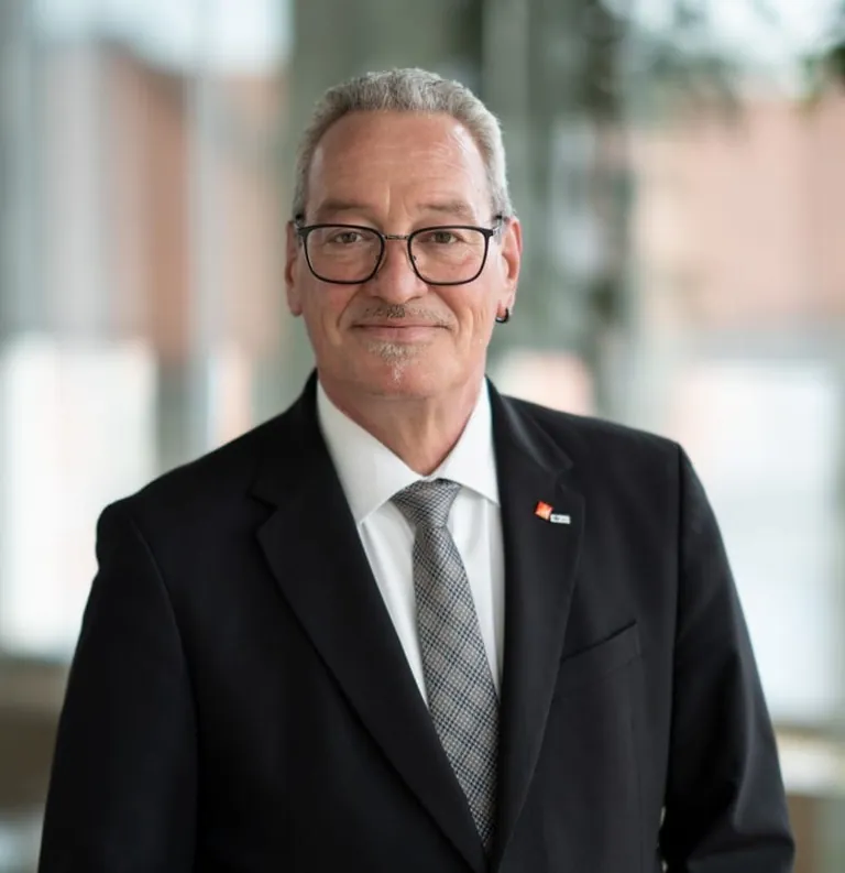 Foto des neuen DGUV Vorsitzenden auf der Versichertenseite, Hans-Peter Kern.