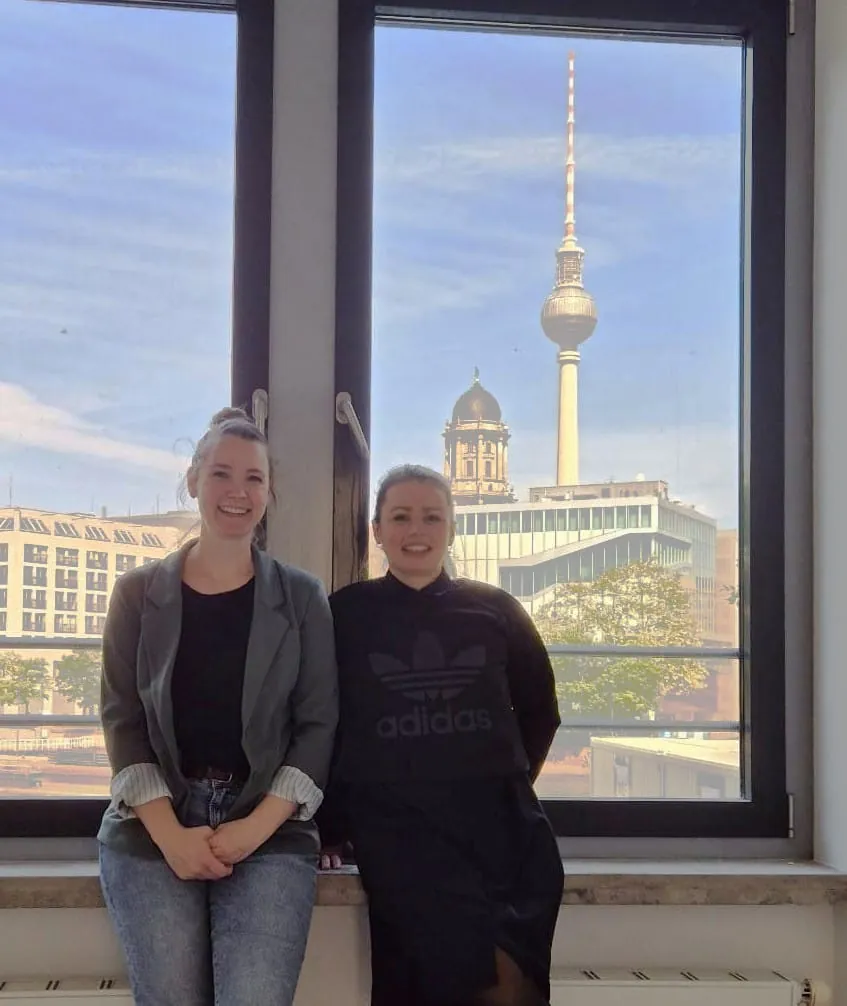 Die Berliner Mitarbeiterinnen des TITV Greiz, Janin-Anne Schulze und Caroline Gierke (v.l.n.r.) besichtigen die neuen Räumlichkeiten an der Wallstraße