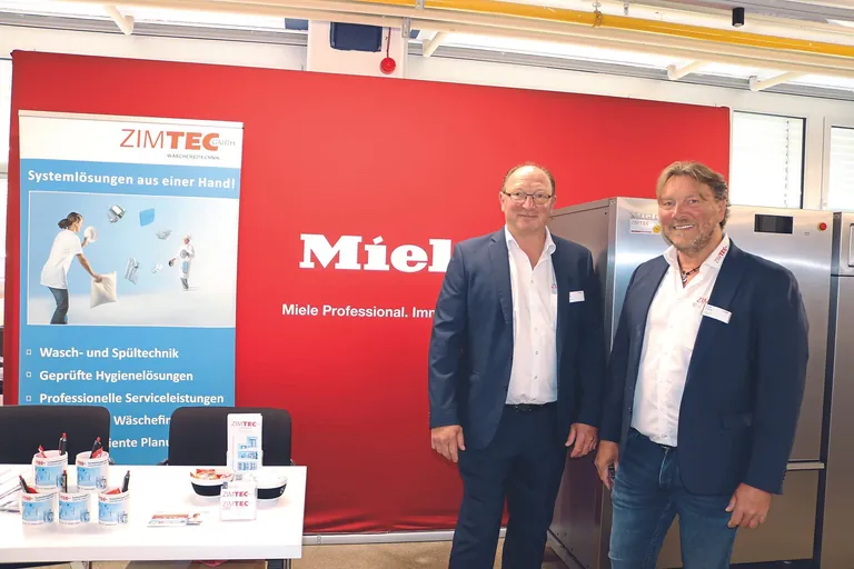 Seit bald 30 Jahren sind die Gesch&auml;ftsf&uuml;hrer und Br&uuml;der Harald und Guido Zimmer (v.&thinsp;l.) der Firma Zimtec Partner von Miele.