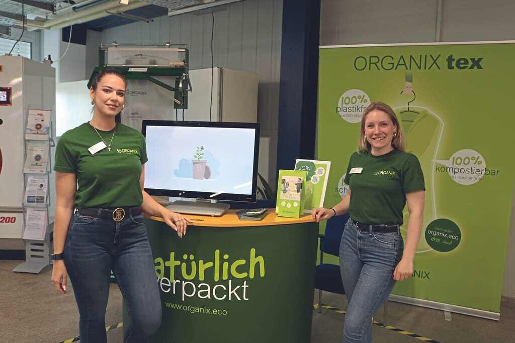 Statt Plastik setzt organix by hawo auf natürliche Verpackung aus Kartoffelschalenstärke, wie Nikolina Jozic und Janka Zimmermann (v. l.) erklärten.