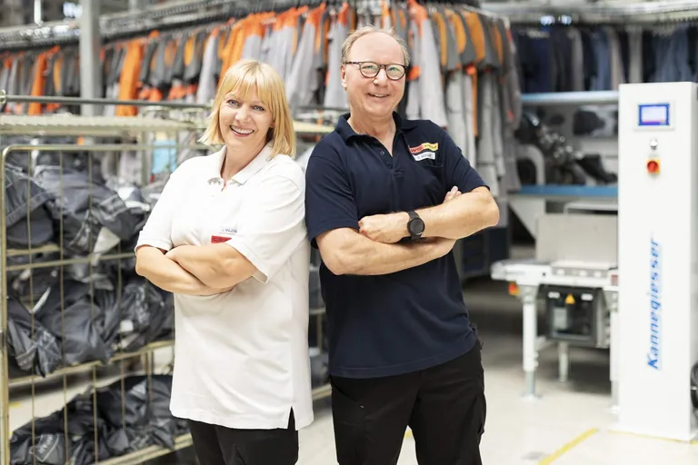 Jenny Majchrzak (li.) und Roland Berger, Mitarbeitende bei CWS Workwear. 