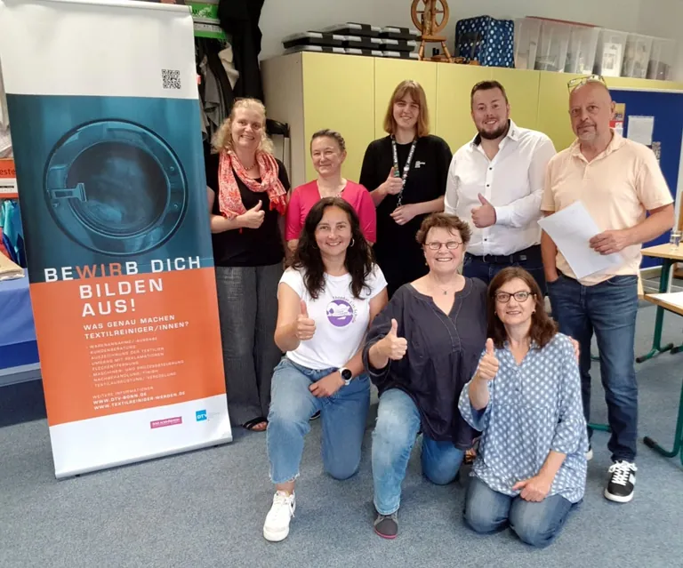 Zwei neue Textilreinigerinnen feiern ihre erfolgreiche Abschlussprüfung an der Theodor-Litt-Schule Neumünster