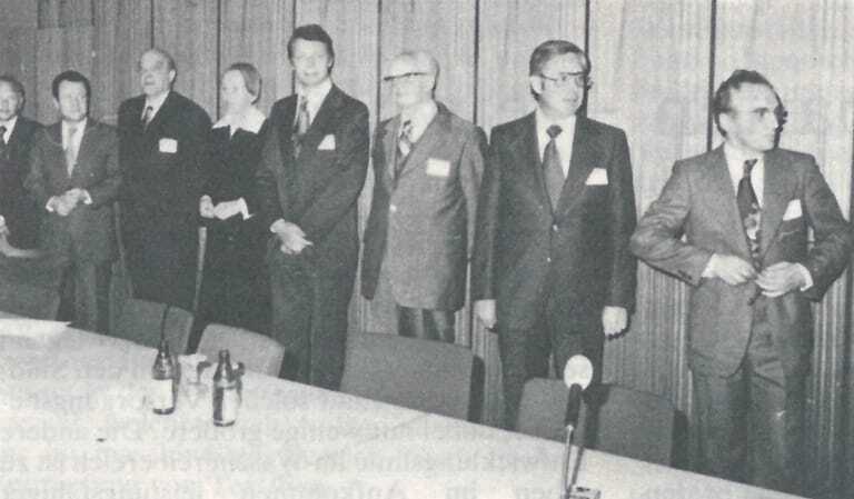 Die ersten Vorstandmitglieder (v.&thinsp;li.): Hermann Eggert, Klaus D&ouml;rr, Helga &shy;Schulte, Dr. Ralf Senf, Erich Freihold, Ernst Neipp. Es fehlt Hans R&ouml;sler. Rechts ist der Justiziar des Verbandes RA Hollmann. Deutscher Textilreinigungs-Verband